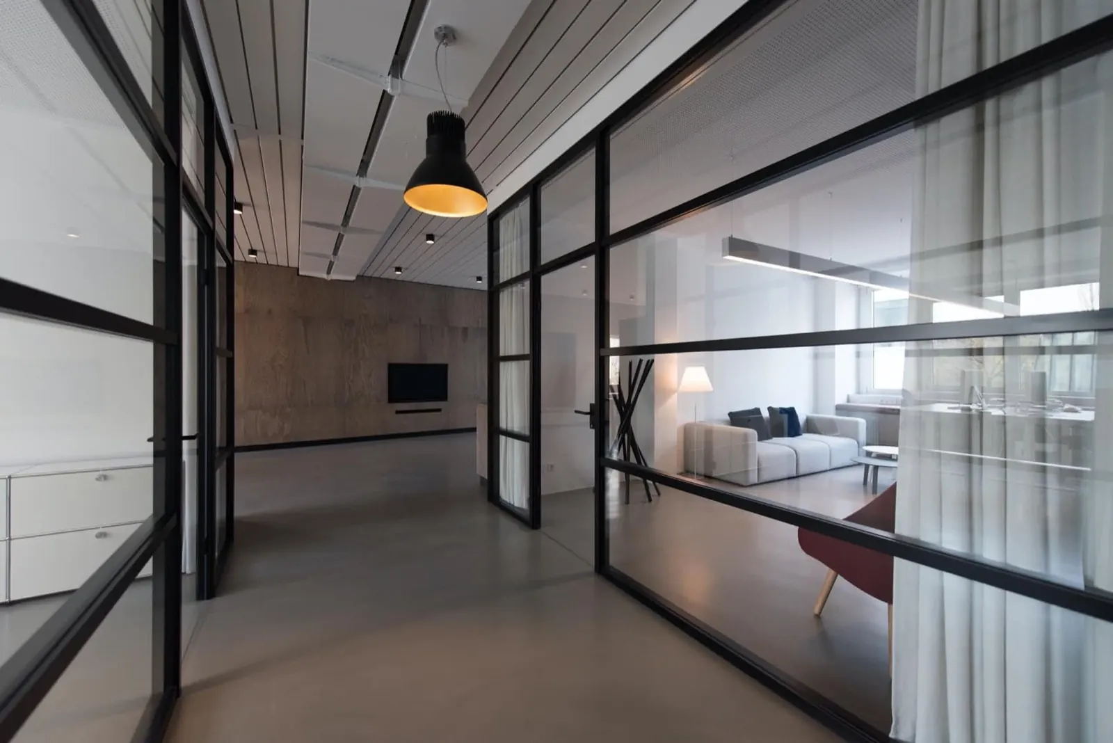Modernes Büro mit Glaswänden